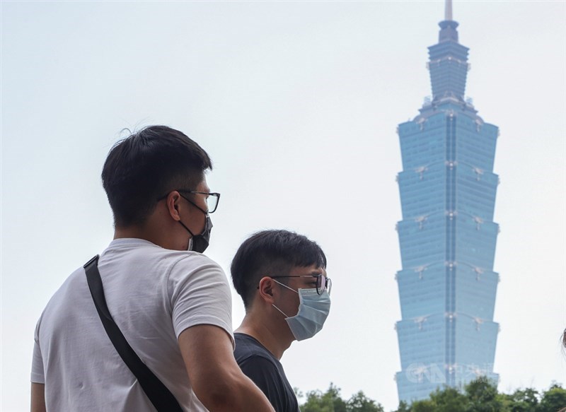 醫療口罩外層多戴一層布口罩能否減少病毒傳播?台南市政府衛生局長許以霖說,正確戴好口罩比較重要。圖為北市街頭民眾戴口罩,做好個人防護。(中央社檔案照片)