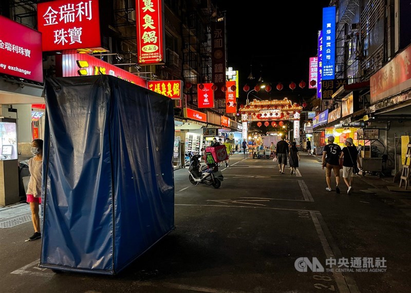 台北饒河街夜市人潮稀少，許多店家直接蓋上布簾、收攤不營業。中央社記者裴禛攝 110年5月16日