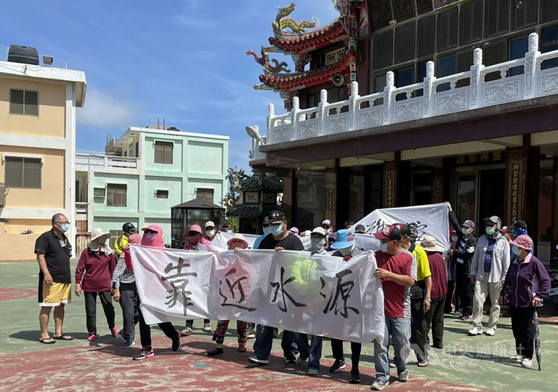 澎湖縣政府在馬公市興仁里設置集中檢疫所,引發里民不滿,多名里民16日手持白布條赴檢疫處抗議,並呼籲縣府在19日前回應,否則將再發動里民前往縣府抗議。中央社 110年5月16日