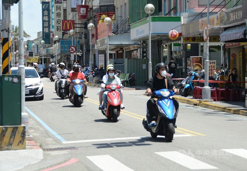 因應本土疫情升溫,澎湖縣長賴峰偉16日在防疫會議宣布,澎湖縣17日起連續3天,全面宣導民眾外出全程戴口罩,20日起一旦發現未戴口罩且勸導不聽者,將開罰新台幣3000元。中央社 110年5月16日