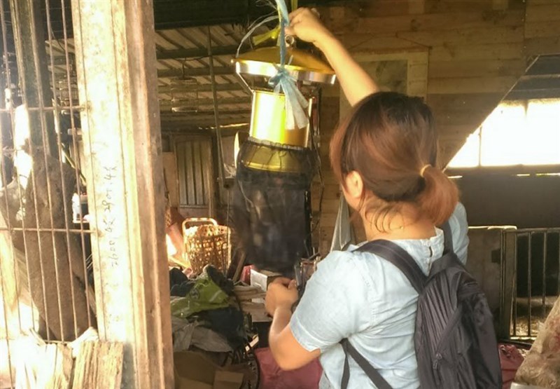 面對武漢肺炎疫情,疫調人員絕對是防疫一大幕後功臣。但外人難以想像的是,疫調人員除得要和個案搏感情,可能還得爬水塔採檢水源、跑豬圈抓蚊子等,默默守護全台民眾健康。(林治萱提供)中央社記者張茗喧傳真 110年5月16日