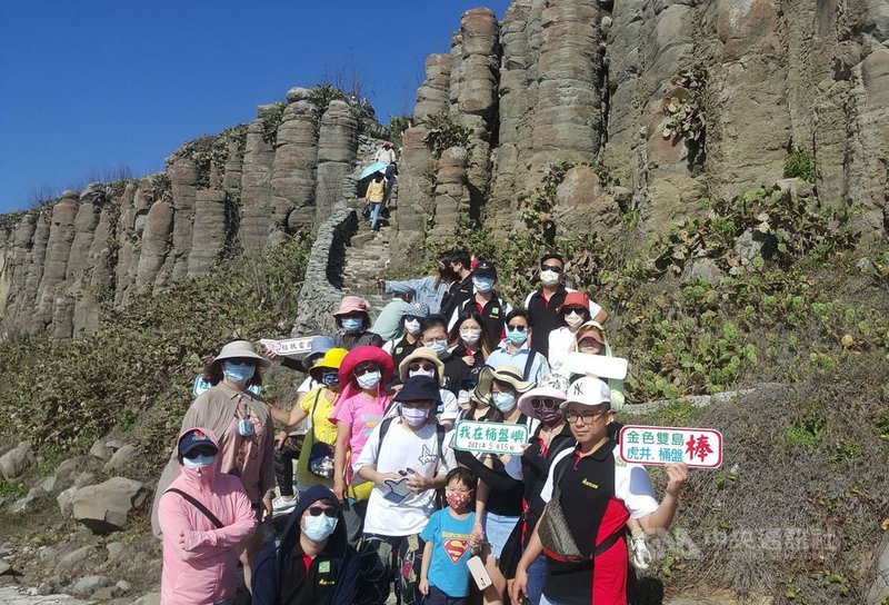 因應本土疫情升溫,澎湖縣長賴峰偉16日在防疫會議宣布,自20日起澎湖全縣外出全程戴口罩,未依規定經勸導不聽者,將依傳染病防治法處新台幣3000元罰鍰。中央社 110年5月16日