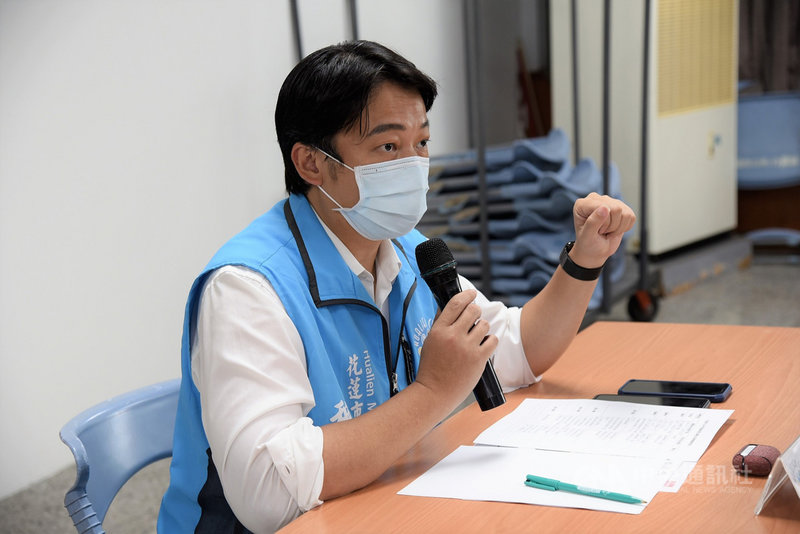 日前網路LINE群組出現花蓮市某宮廟有武漢肺炎(2019 冠狀病毒疾病,COVID-19)確診足跡;花蓮市長魏嘉賢表示,已透過社群網路向民眾呼籲勿信謠言之外,也請大家在接收訊息時一定要先行求證,以免因散播不實謠言而被開罰。(花蓮市公所提供)中央社記者李先鳳傳真 110年5月16日
