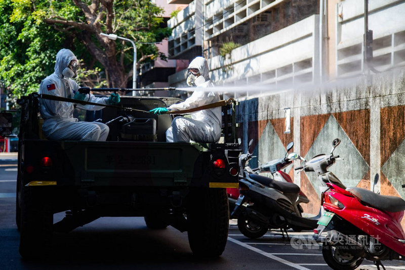 台灣的武漢肺炎(COVID-19)疫情升溫,陸軍33化學兵群16日再度挺進萬華地區消毒。(軍聞社提供)中央社記者游凱翔傳真 110年5月16日