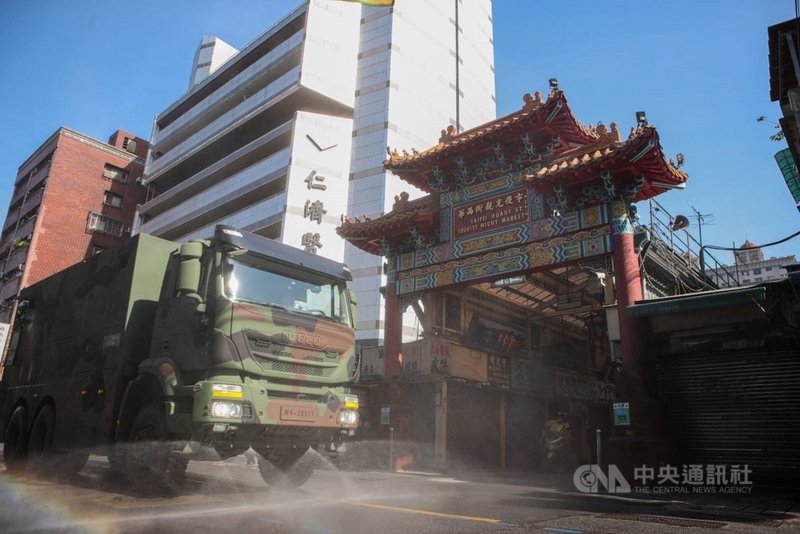 雙北進入第三級防疫警戒,行政院環境保護署指出,除地方環保局外,也加入國軍化學兵協助,消毒頻率由每週1次增為2次;萬華區16日已再次地毯式消毒。(環保署提供)中央社記者張雄風傳真 110年5月16日