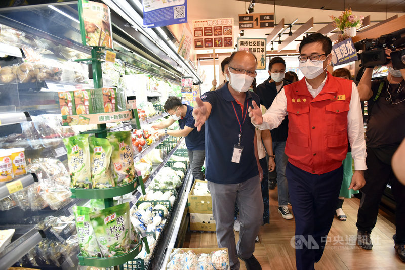 高雄市長陳其邁(前右)16日視察賣場物資供給與防疫狀況,針對實聯制系統整合,他表示,市府建立一套QR Code系統,經和中央研議將整合一體適用,近日可望上路。(高市府提供)中央社記者王淑芬傳真 110年5月16日