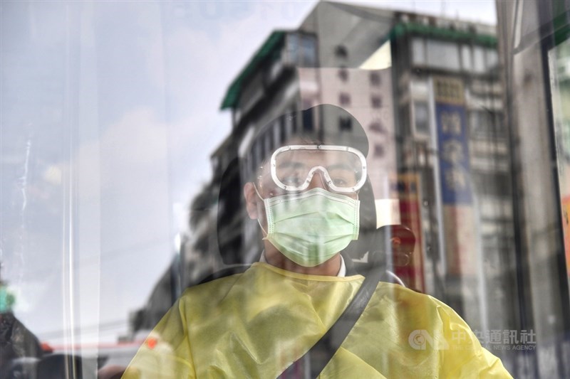 北市近期累計近200人確診,台北市長柯文哲16日表示,傳統疫調已不切實際,應反過來要求確診者主動打電話通知接觸者,阻斷傳染鏈。圖為防疫專車司機。(中央社檔案照片)