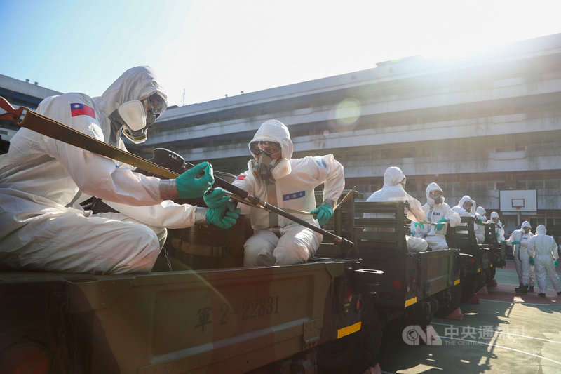 國軍33化學兵群16日一早就到台北市萬華區,支援全區第二波大消毒。中央社記者王騰毅攝 110年5月16日