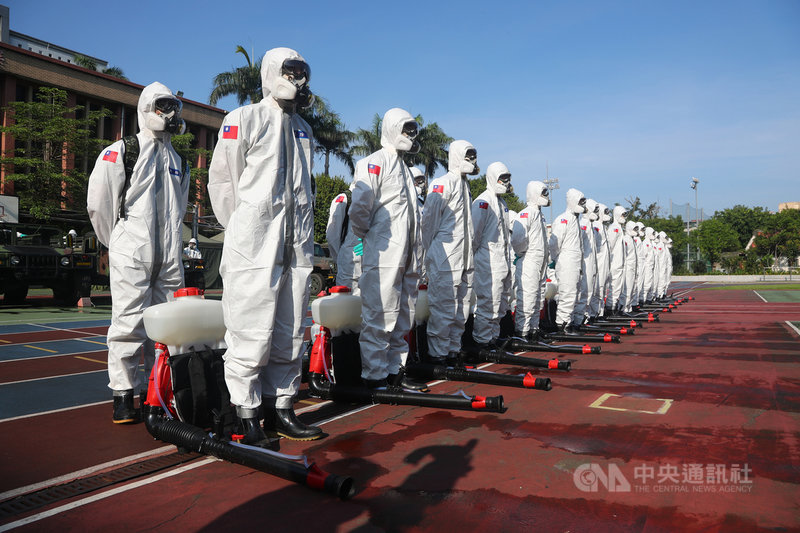 國軍33化學兵群16日一早就在台北市萬華區集結,化學兵一字排開,準備進行全區第二波大消毒。中央社記者王騰毅攝 110年5月16日