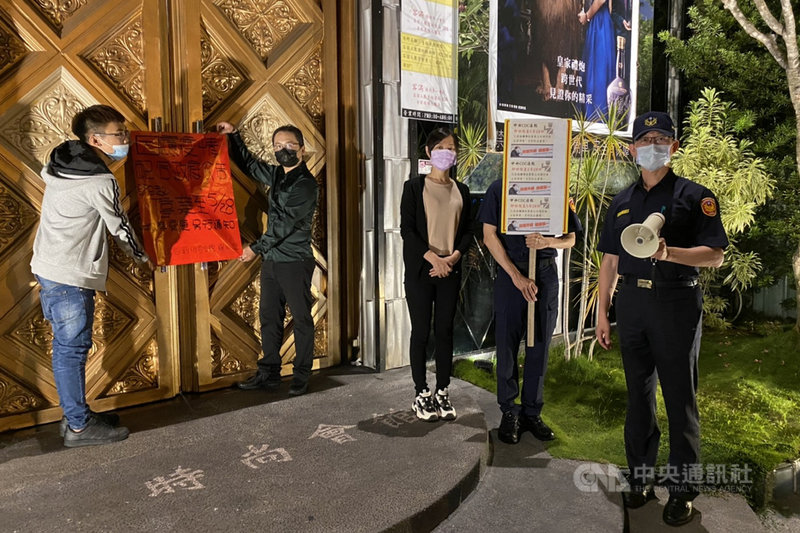 台南市政府15日宣布各類娛樂場所即日起至28日停止營業,警方15日晚間動員大批警力執行稽查。(台南市警局提供)中央社記者楊思瑞台南傳真 110年5月16日