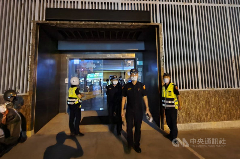 台南市政府15日宣布各類娛樂場所即日起至28日停止營業,警方15日晚間至16日凌晨動員到各相關場所稽查是否有違規營業情況。(台南市警局提供)中央社記者楊思瑞台南傳真 110年5月16日