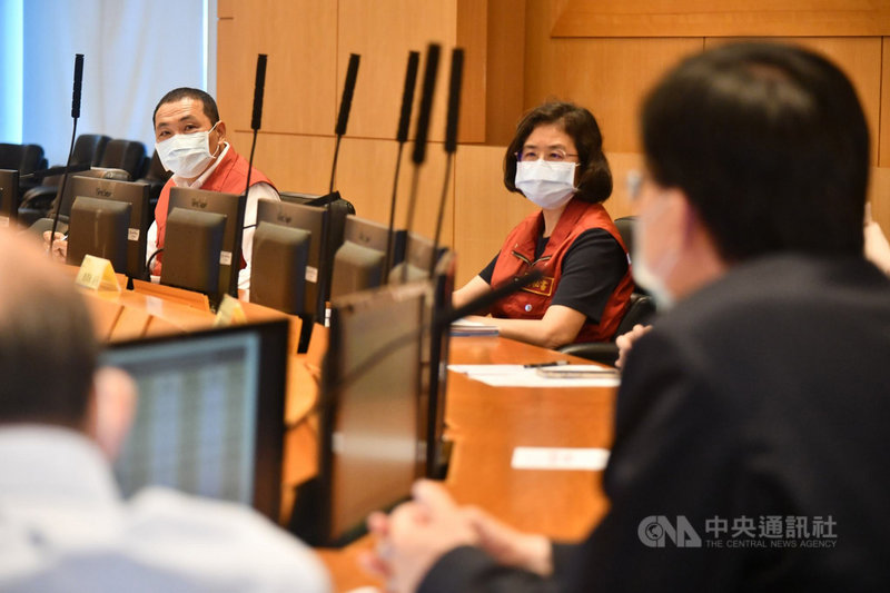 武漢肺炎確診病例增加,為提升新北市18家急救責任醫院專責病床量能,市長侯友宜(左)16日召集各醫院會商,要求提升收治量能。(新北市府提供)中央社記者王鴻國傳真 110年5月16日