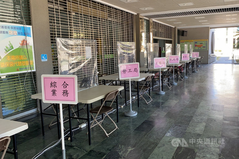 因應國內疫情升溫,台南市政府17日起實施統一洽公制度,民治市政中心洽公處設在行政大樓前玄關,市府大樓將只限員工及開會人員進出。(台南市政府提供)中央社記者楊思瑞台南傳真 110年5月16日
