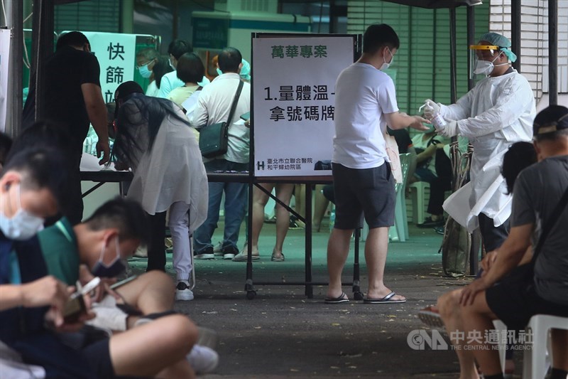 新北聯醫板橋院區17日將設置社區篩檢站,預定下午1時發號碼牌,以居住板橋區、有萬華高風險區活動或接觸史者為優先。圖為萬華區快篩站持續有民眾前往篩檢,醫護人員落實消毒防疫工作。中央社記者王騰毅攝 110年5月16日