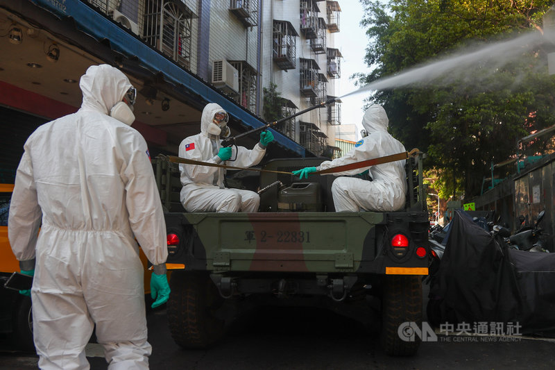 國軍33化學兵群16日一早出動車隊支援台北市萬華區全區第二波大消毒。中央社記者王騰毅攝 110年5月16日