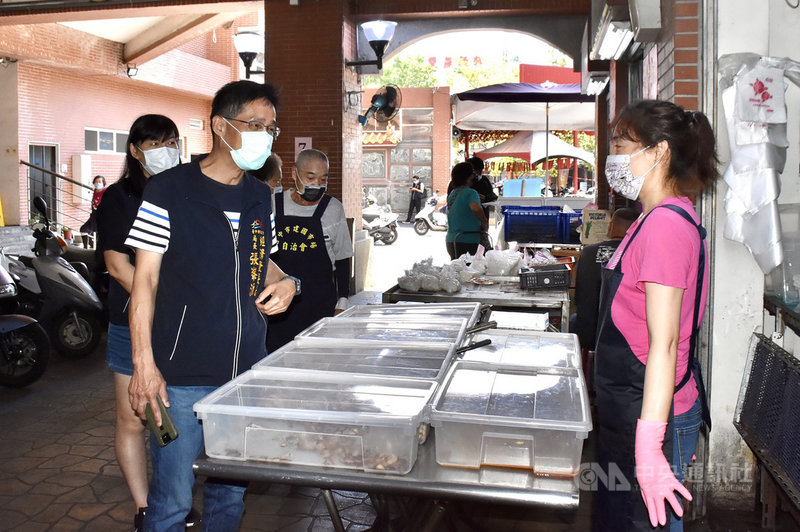 台中市經發局長張峯源(前左)16日帶隊視察傳統市場,呼籲攤商落實防疫政策,杜絕病毒破口。張峯源並表示,建國市場出入口太多,不排除封閉部分入口控管。(台中市政府提供)中央社記者趙麗妍傳真 110年5月16日