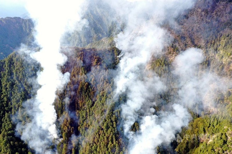 嘉義林管處轄管玉山事業區第52林班的八通關杜鵑營地附近16日發生森林火災,因地處偏遠,搶救人力搭直升機前往,傍晚攀爬到現場。圖為直升機空拍畫面。(嘉義林管處提供)中央社記者黃國芳傳真 110年5月16日