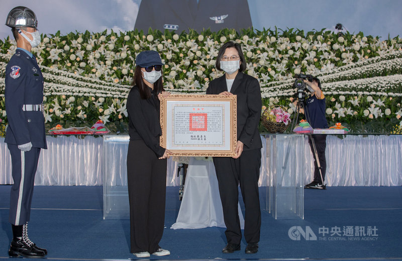 總統蔡英文(右)16日前往台東志航基地親頒褒揚令,表彰殉職空軍少校潘穎諄,由潘穎諄遺孀郭怡君(左)代表接受。(總統府提供)中央社記者葉素萍傳真 110年5月16日