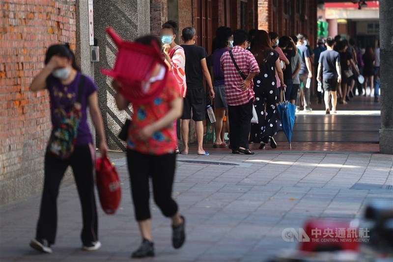 中央流行疫情指揮中心15日宣布,台北市、新北市即日起到28日升級第三級警戒,北市萬華區剝皮寮快篩站16日一早就湧現排隊人龍。中央社記者王騰毅攝 110年5月16日