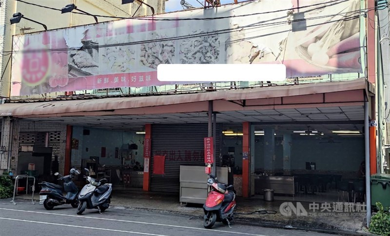 台中大里一家自助餐因曾有武漢肺炎確診者到訪足跡,市府派員加強清潔消毒後,業者也停業1週。中央社記者趙麗妍攝 110年5月16日