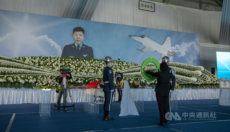 總統蔡英文16日前往台東志航基地親頒褒揚令,表彰殉職空軍少校潘穎諄,她代表國人感謝潘穎諄對守護國家安全的努力和貢獻。(總統府提供)中央社記者葉素萍傳真 110年5月16日