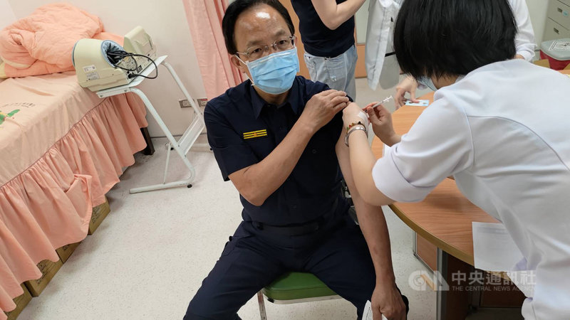 國內疫情升溫,台北市警察局萬華分局16日表示,萬華區為防疫重點區,為鼓勵局內員警踴躍施打疫苗、增強免疫,萬華分局長張隆興(左)親率同仁前往和平醫院施打疫苗,以持續維護治安、協助防疫、穩定社會。(台北市警察局萬華分局提供)中央社記者黃麗芸傳真 110年5月16日