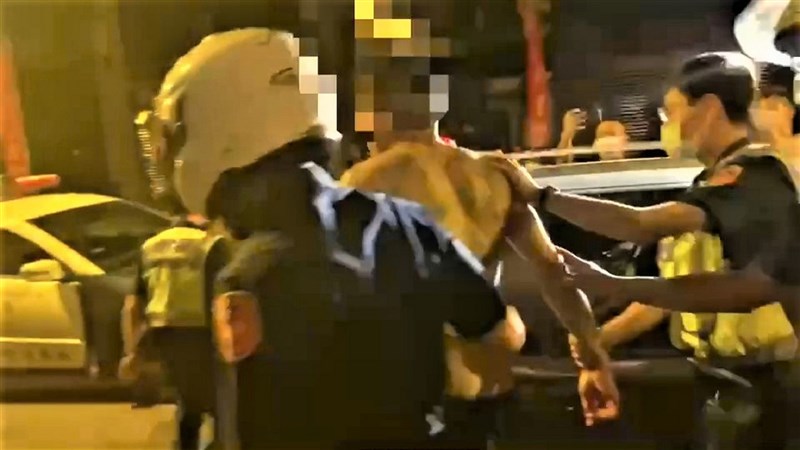新北市對武漢肺炎疫情進入三級警戒,板橋某熱炒店16 日凌晨2時發生酒客鬥毆案,警方依法將酒客送辦,並依違反實聯制等防疫管制將店家移送裁罰。(翻攝照片)中央社記者王鴻國傳真 110年5月16日