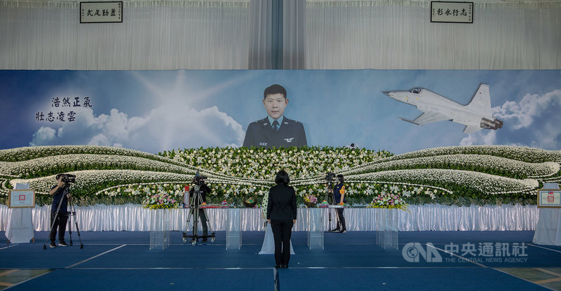 總統蔡英文16日前往台東志航基地親頒褒揚令,表彰殉職空軍少校潘穎諄對守護國家安全的努力和貢獻。(總統府提供)中央社記者葉素萍傳真 110年5月16日