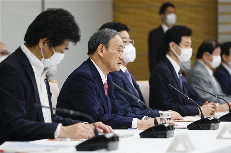 日本14日決策發生變化,首相菅義偉(左2)宣布將北海道、岡山縣及廣島縣,追加納入「緊急事態宣言」適用範圍。(共同社)
