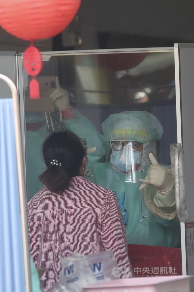中央流行疫情指揮中心指揮官陳時中16日表示,未來除了雙北市將設置篩檢站,也研議在其他縣市廣設篩檢站。(中央社檔案照片)