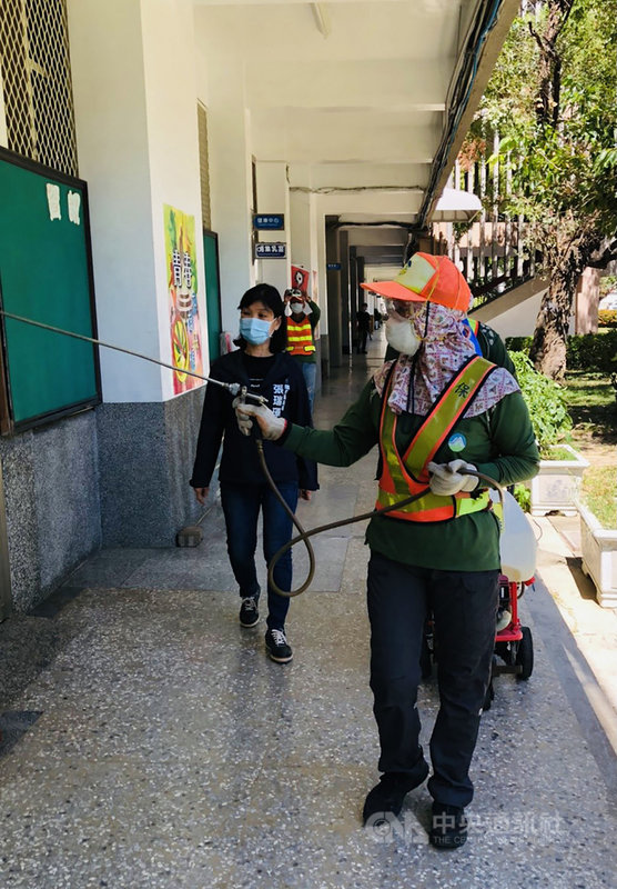國中教育會考16日落幕,高雄市環保局在會考結束後動員加速考場校園清消工作,要確保師生返校上課安全。(高雄市環保局提供)中央社記者王淑芬傳真 110年5月16日