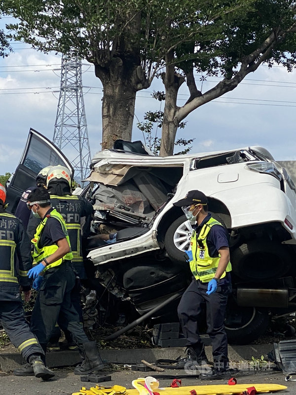 台中市大里區大峰路16日下午發生一輛白色自小客車撞上中央分隔島路樹,車體嚴重變形,車內受困2人員脫困後當場無生命跡象,緊急送醫搶救仍不治。(民眾提供)中央社記者趙麗妍傳真 110年5月16日