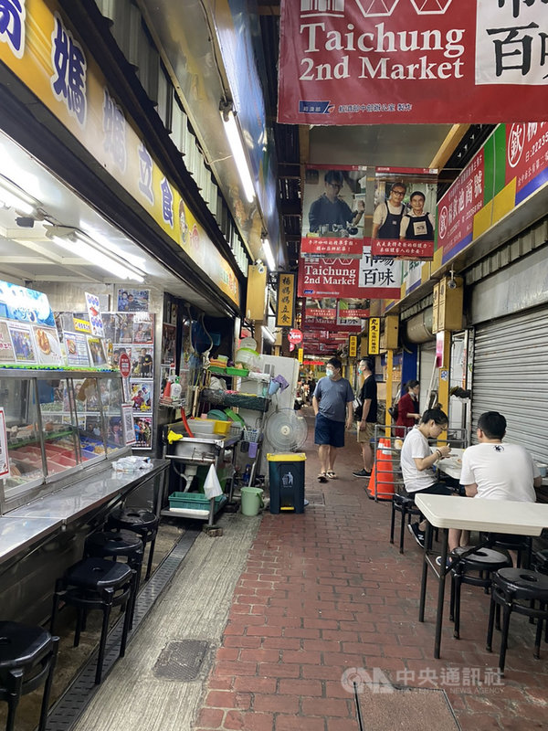 國內疫情升溫,台中市政府盤點全市31處夜市、25個商圈,要求商家、攤商落實防疫實聯制、餐食外帶、維持社交距離等防疫政策。圖為台中市第二市場。中央社記者趙麗妍攝 110年5月16日