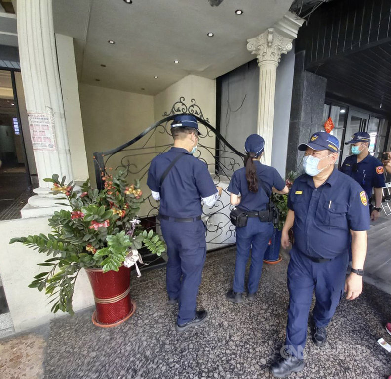 疫情升溫,高雄市防疫採取準三級,八大行業至28日禁止營業,警方15日起配合稽查,包括歌廳、舞廳、夜總會、俱樂部、酒家等暫停營業。(高雄市警察局提供)中央社記者王淑芬傳真 110年5月16日