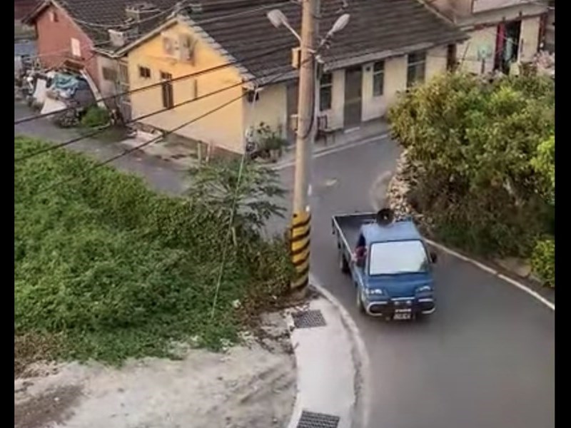 彰化縣一名楊姓里長昨天下午開小貨車,在彰化溪湖鎮沿路廣播指賣葡萄某人確診,有民眾拍下影片向警方報案。(圖取自彰化踢爆網臉書facebook.com)
