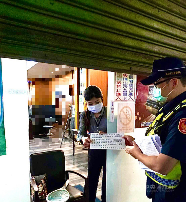 疫情升溫,高雄市15日公布進人準三級防疫措施,同時公布休閒娛樂場所關閉到5月28日,新興分局16日凌晨複查轄內2家酒吧無視停業規定,已蒐證違法營業事證將函衛生單位裁罰。(高雄市警察局提供)中央社記者王淑芬傳真 110年5月16日