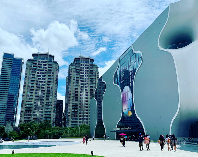 因應國內疫情變化,台中國家歌劇院宣布即日起到6月8 日將全面閉館,內部會維持行政正常運作,以因應未來服務能量的提升;歌劇院線上資料庫平台NTT Online仍持續運作。中央社記者趙靜瑜攝 110年5月16日