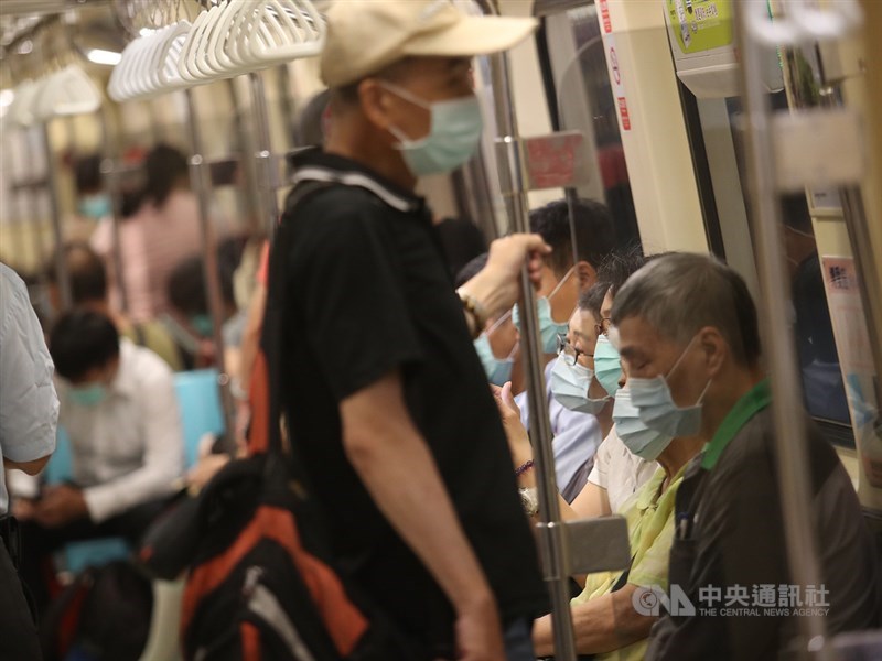 專家表示,口罩防護的重點在於是否緊密貼合臉型,而非戴幾層口罩。但若在密閉空間如電梯、車內,口罩洩漏部分可能較無法防護。(中央社檔案照片)