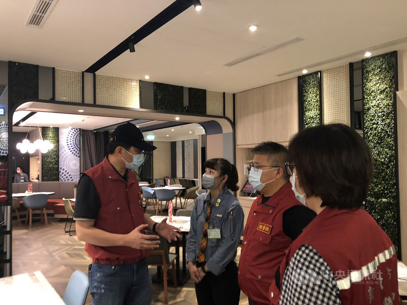 西堤蘆洲集賢店因未裝置隔板、未採梅花座等防疫措施,經市府複查仍不合格,17日遭市府依法開罰新台幣1萬5000元,並停業至5月28日。(市府提供)中央社記者王鴻國傳真 110年5月17日