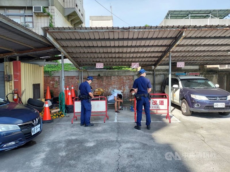 苗栗市北苗商業大樓一家KTV在16日凌晨傳出音樂聲,警方獲報後前往查看,發現有人聚會,查獲3名逾期移工,其中1人有咳嗽現象,緊急安排採檢,3人暫時安置在戶外停車棚。(民眾提供)中央社記者管瑞平傳真 110年5月17日