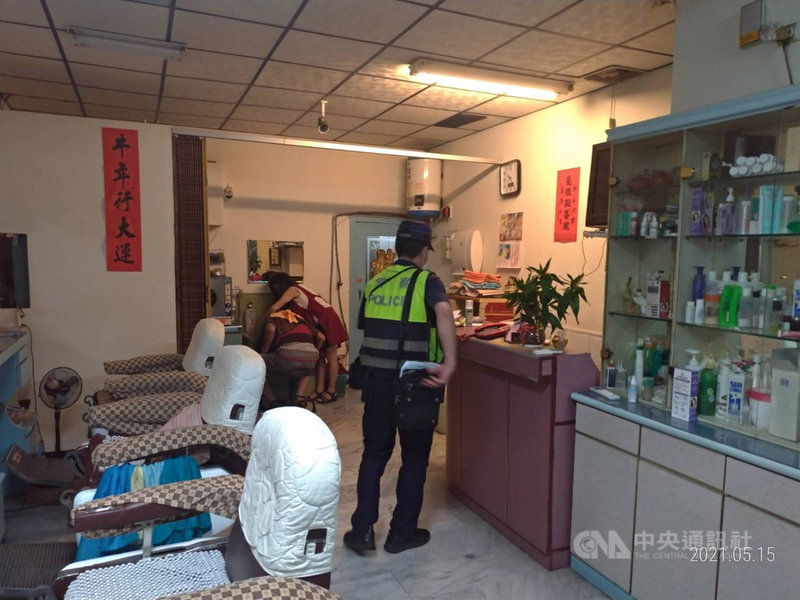 武漢肺炎本土疫情升溫,高雄市政府宣布八大行業及娛樂場所須關門停業,市警局15日查獲10家業者違規營業,16日再查獲包括小吃部、按摩養生館等8件,均已蒐證移請衛生局裁罰。(高雄市警局提供)中央社記者洪學廣傳真 110年5月17日