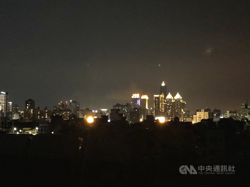 17日下午至今用電量持續攀升,全台再次分區限電。高雄市部分地段停電,85大樓依然燈火通明。中央社記者侯文婷攝 110年5月17日