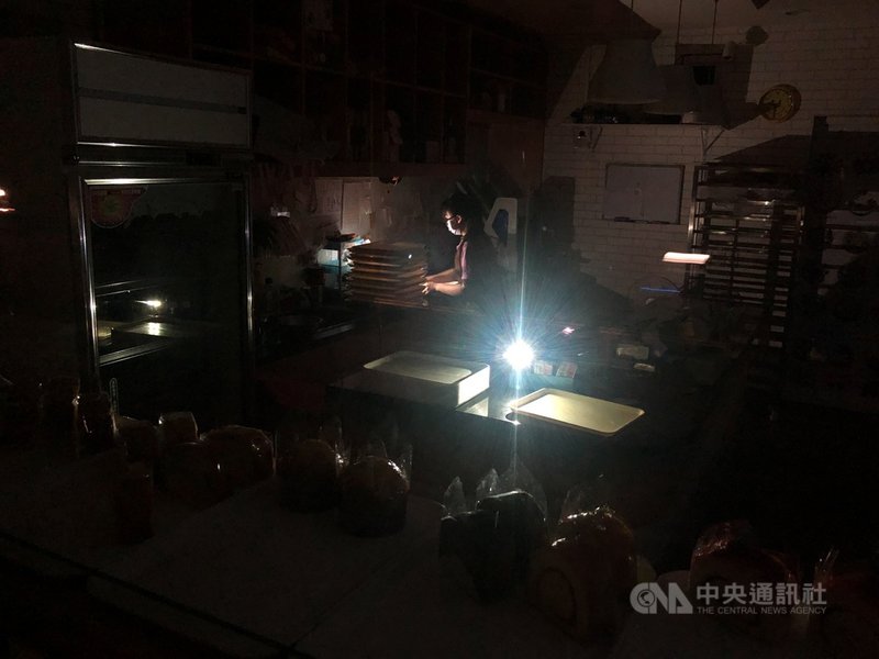 用電需求大增,加上興達電廠燃煤機組故障,造成電力供給吃緊,台電17日晚間8時50分針對C、D組進行第一輪分區限電,影響約66萬戶。 這也是513日大停電以來第二次分區限電,等於5天內停2次。新北市板橋區一家麵包店內突然停電,老闆只能摸黑收攤。中央社記者王騰毅攝 110年5月17日