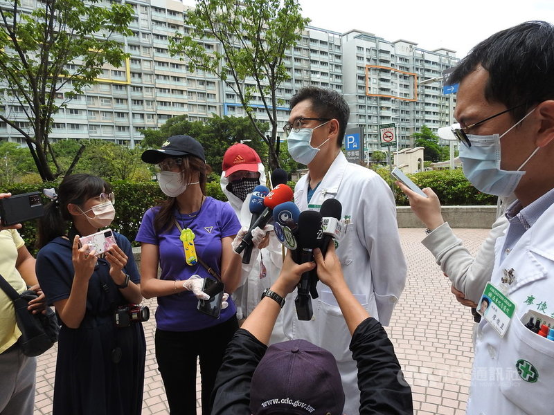 針對「院內感染」事件,新北市亞東醫院副院長邱冠明(右2)17日表示,沒有封院,未來配合市府衛生局安置及擴大專責病房,持續承擔接受重症或需要隔離的病人。中央社記者王鴻國攝 110年5月17日