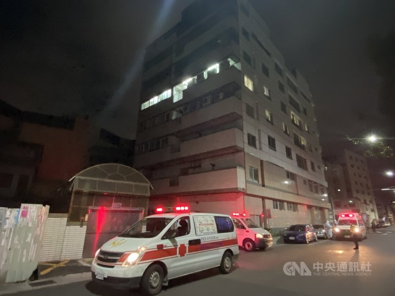 高雄市鳳山區仁惠婦幼醫院17日晚一名男性行政人員確診,高雄市長陳其邁下令院內清零,連夜將55名員工送往隔離並採檢。中央社記者董俊志攝 110年5月17日