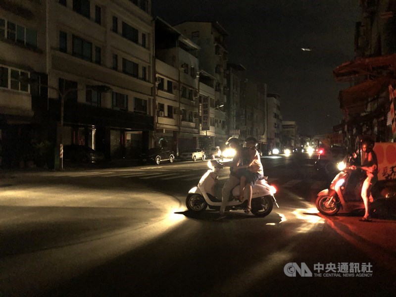 台電17日晚間在臉書發出緊急停電通知,由於下午至今用電量持續攀升,全台再次分區限電。高雄部分地區停電,路上交通號誌及路燈停擺。中央社記者侯文婷攝 110年5月17日