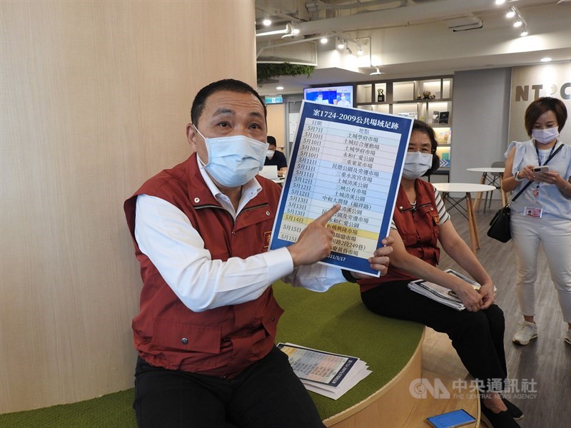 武漢肺炎(COVID-19,2019冠狀病毒疾病)疫情升溫,新北市確診人數持續增加,足跡太龐雜,市長侯友宜(左)17日改公布累計足跡的地點,其中以傳統市場最多,籲有到過這些地點民眾若有症狀速篩檢。中央社記者王鴻國攝 110年5月17日