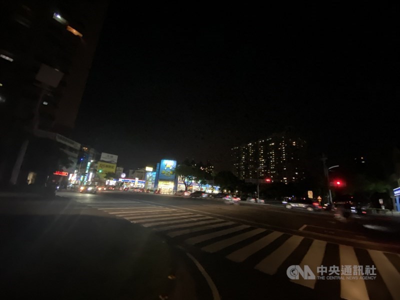 台電表示,17日下午用電需求持續上升,晚間8時10分因負載突升,供電能力不足,8時50分執行分區輪流停電。圖為高雄市停電區域馬路一片漆黑。中央社記者董俊志攝 110年5月17日