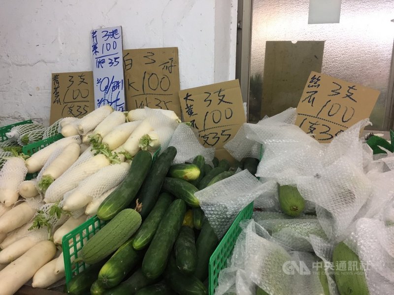 台北果菜批發市場16日整體蔬果交易均價比前一個週日漲4成。農糧署17日指出,承銷人想多批貨所致,供應無虞,18日市場開市再觀察。中央社記者楊淑閔攝 110年5月17日