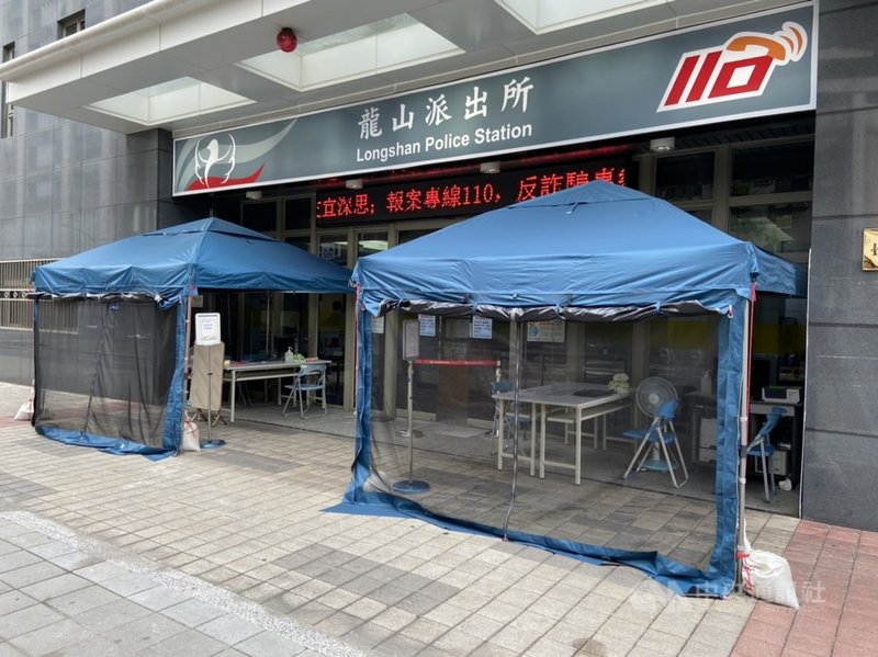 台北市警察局萬華分局因應疫情升溫,14日已啟動戶外偵訊機制,所有查獲的現行犯或通知製作筆錄民眾都不得進入辦公處所,分局各單位也同步執行異地辦公及人員分流等防疫部署,以加強防堵疫情。(台北市警察局萬華分局提供)中央社記者黃麗芸傳真 110年5月17日